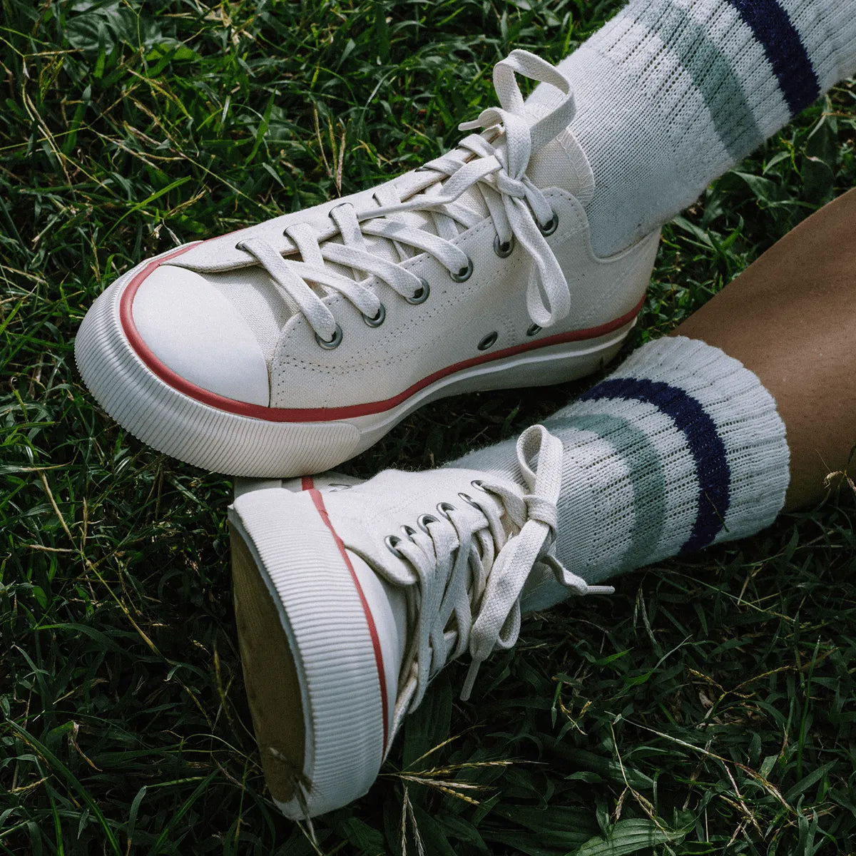 Antique White/Crimson